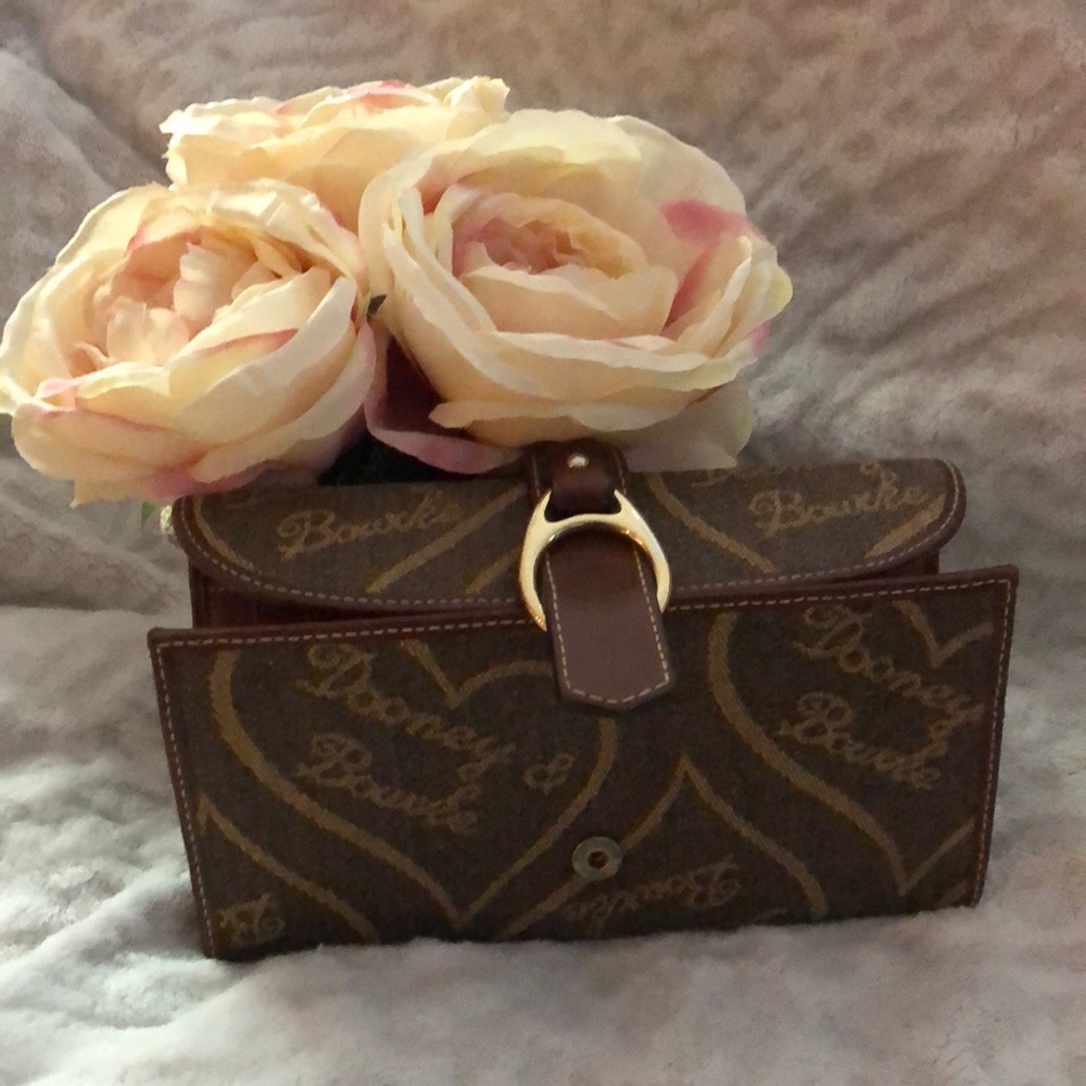 Gorgeous brown Dooney & Bourke signature wallet